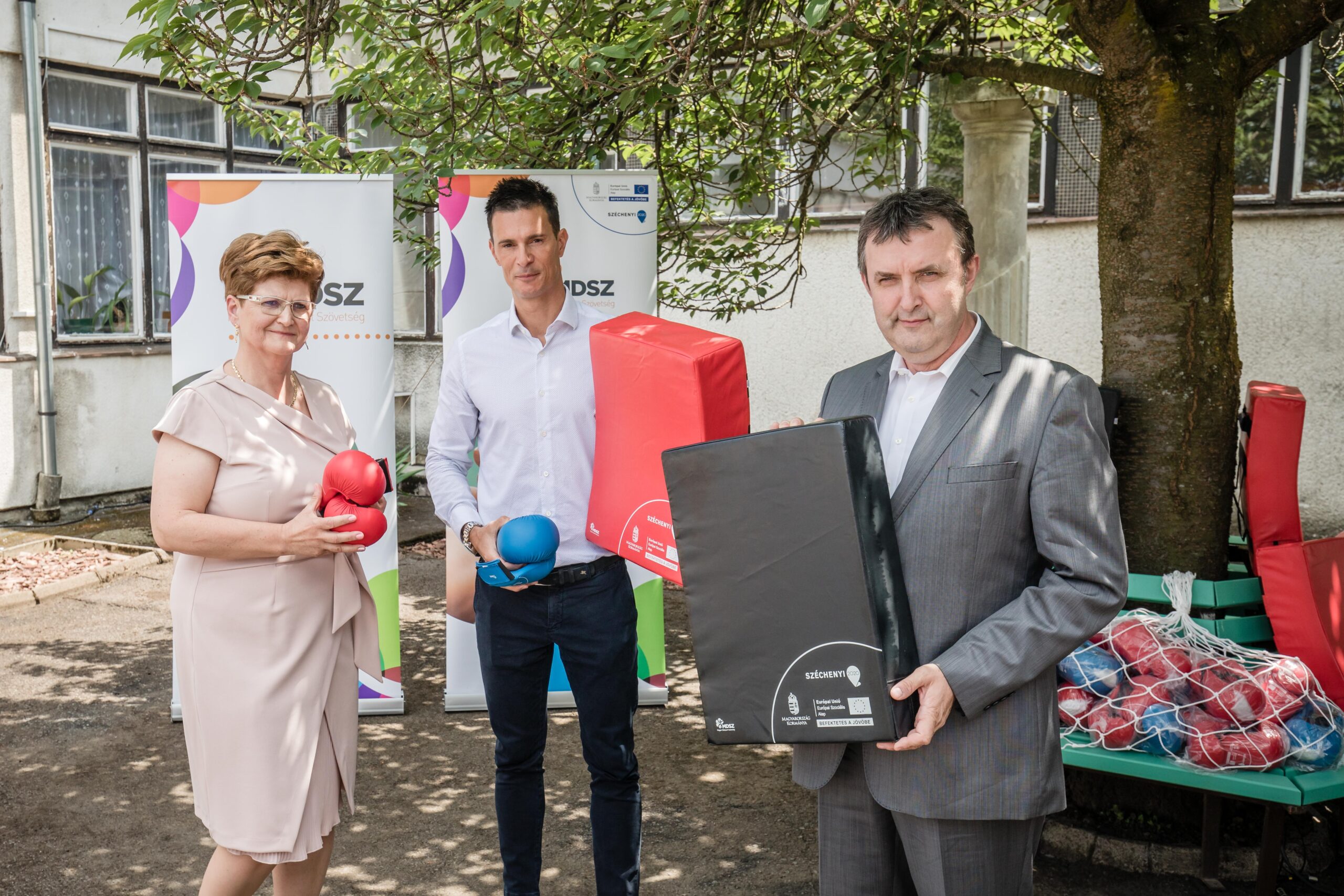 Lendületben az iskolai karate oktatás – Palkovics László miniszter átadta az első eszközcsomagokat a sportág iskolai oktatásához
